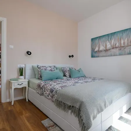 Sunny Getaway Apartament *